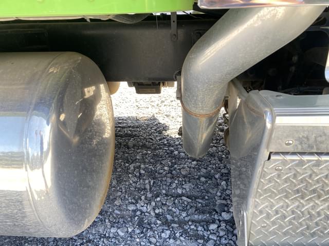 Image of Peterbilt 389 equipment image 4
