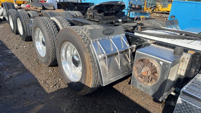 Image of Peterbilt 389 equipment image 4