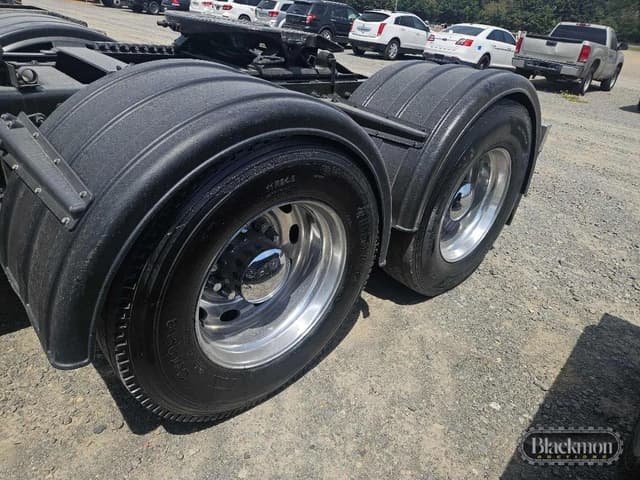 Image of Peterbilt 389 equipment image 3