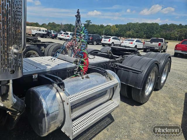 Image of Peterbilt 389 equipment image 2