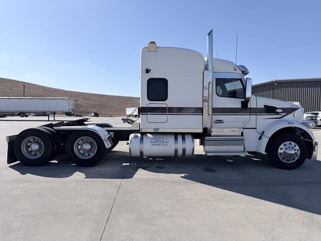 Image of Peterbilt 567 equipment image 3