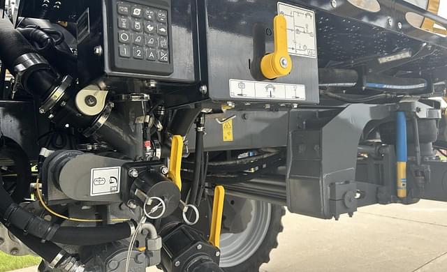 Image of RoGator RG1100C equipment image 2