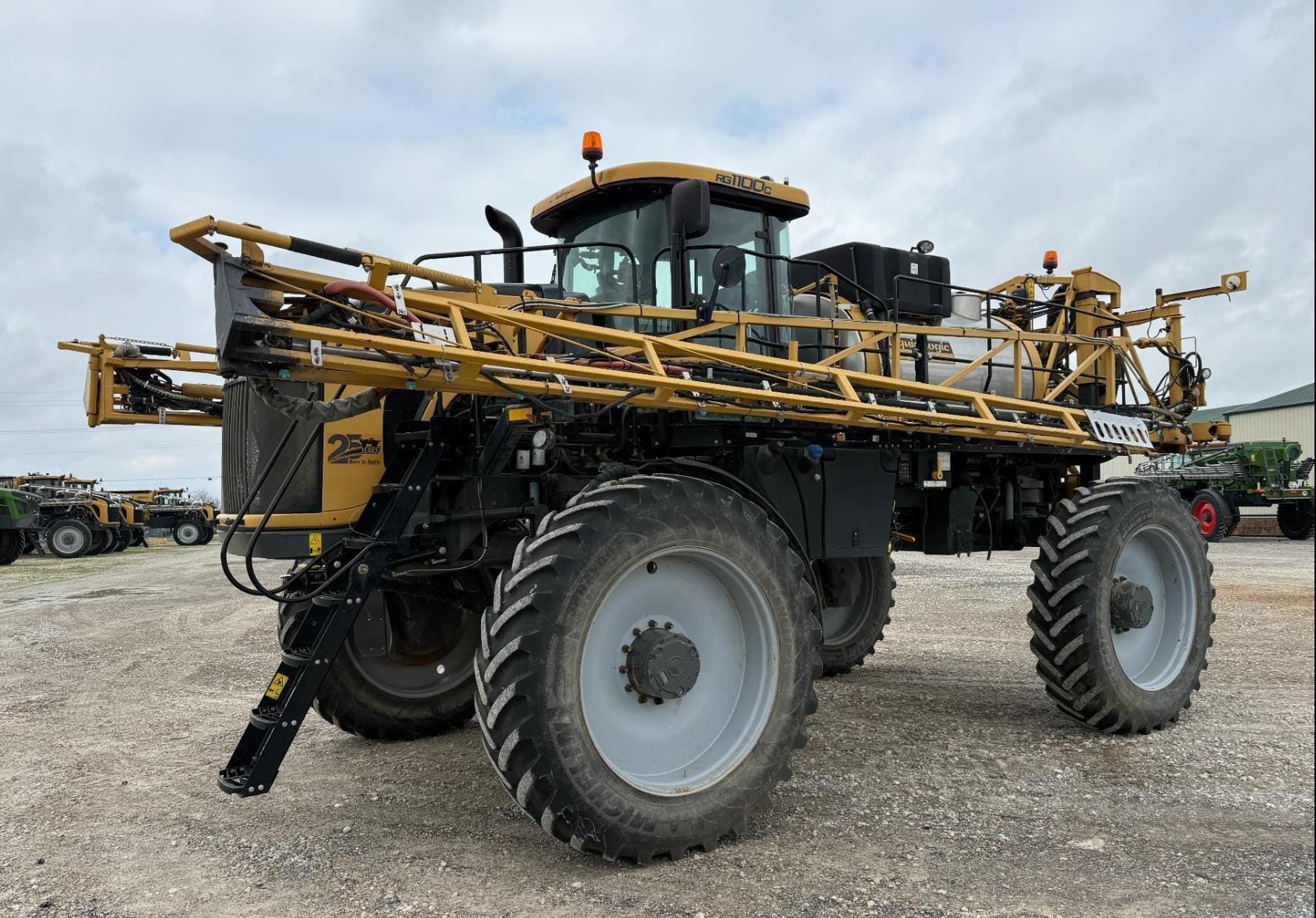 2018 RoGator RG1100C Equipment Image0
