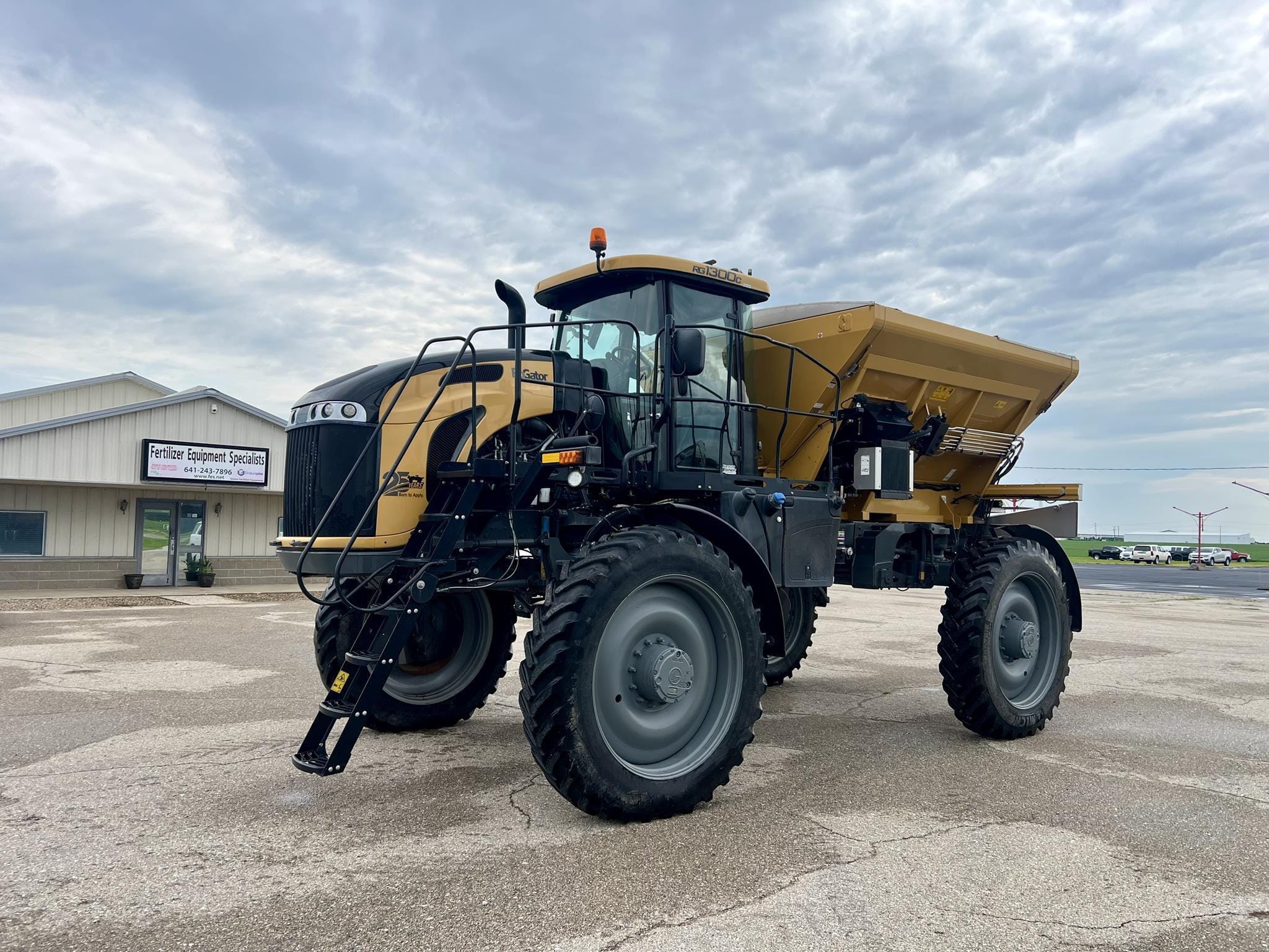 2018 RoGator RG1300C Equipment Image0