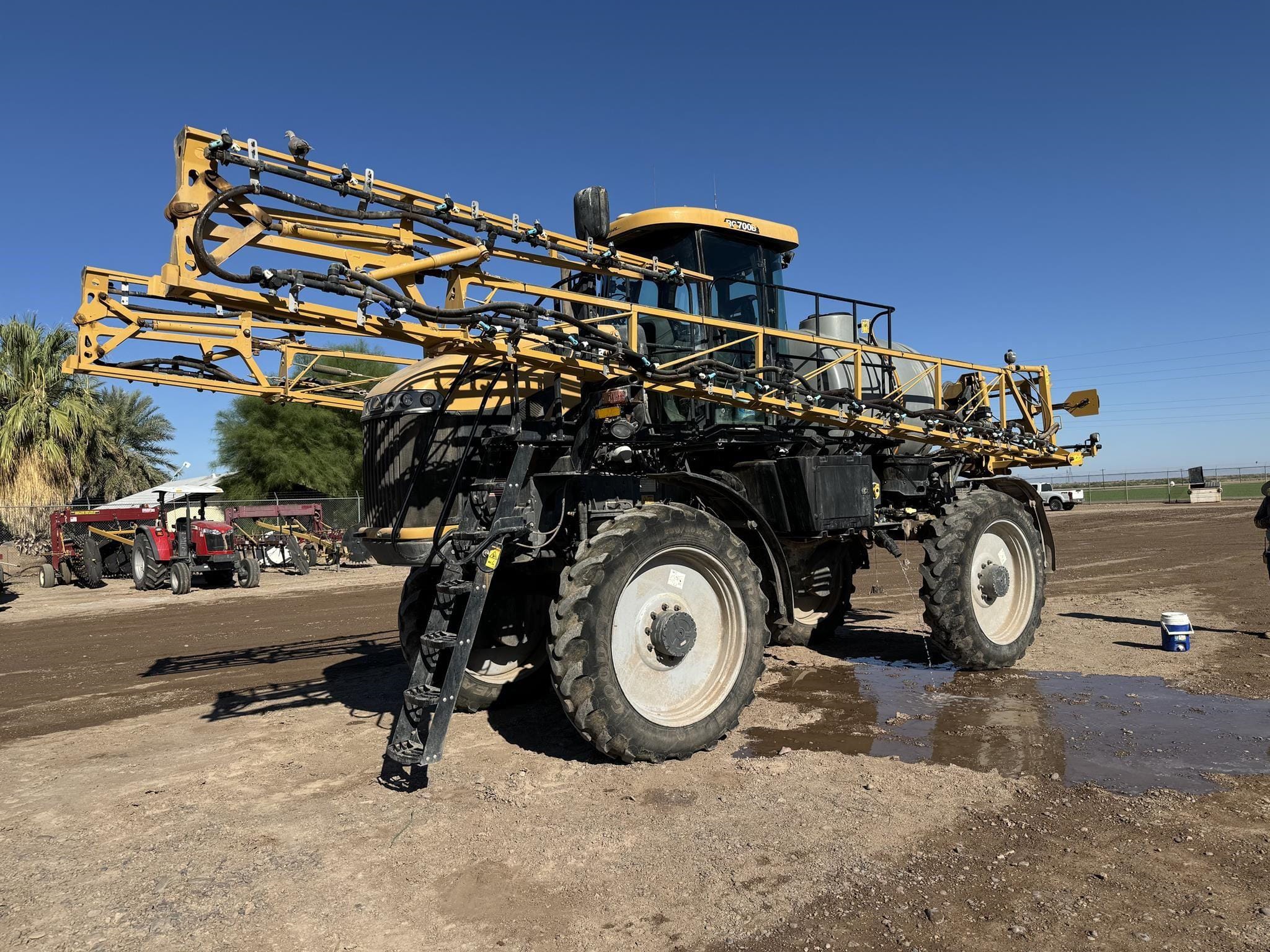 2018 RoGator RG700B Equipment Image0