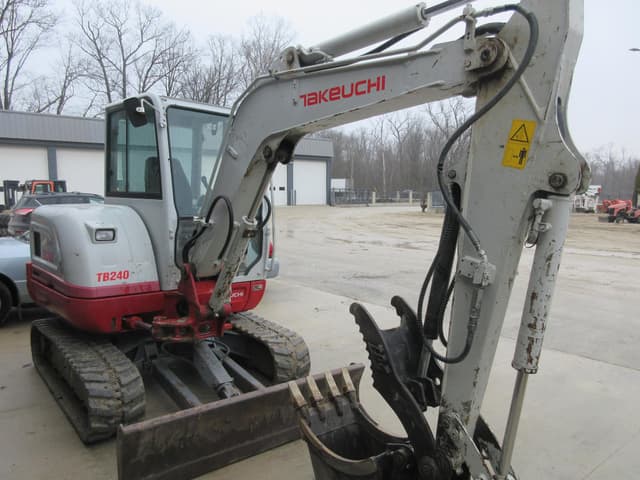 Image of Takeuchi TB240 equipment image 3