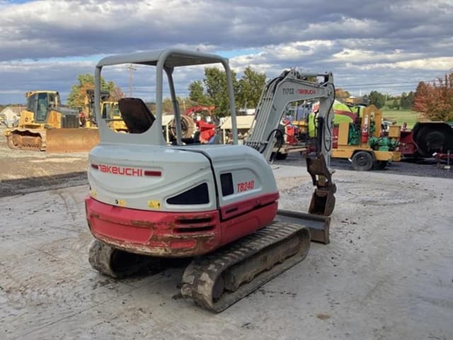 Image of Takeuchi TB240 equipment image 3