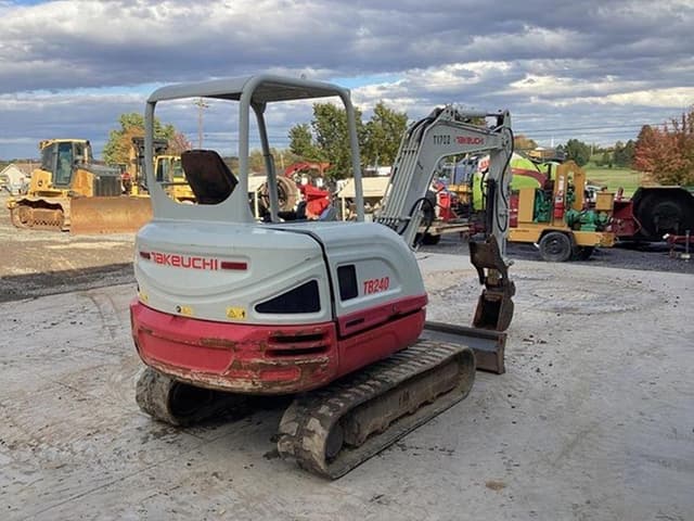 Image of Takeuchi TB240 equipment image 3