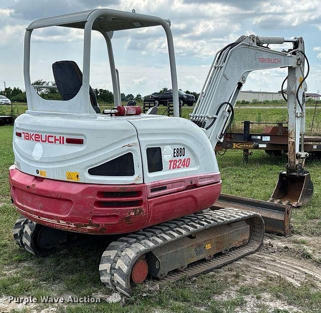 Image of Takeuchi TB240 equipment image 4