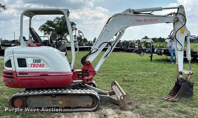 Image of Takeuchi TB240 equipment image 3
