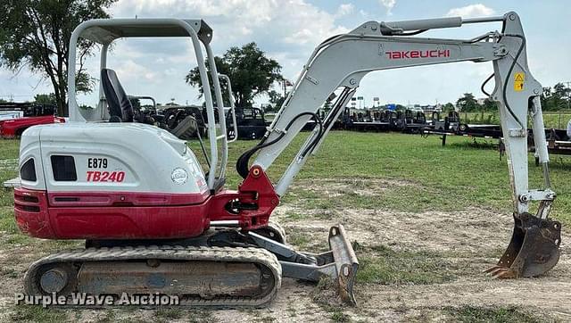 Image of Takeuchi TB240 equipment image 3