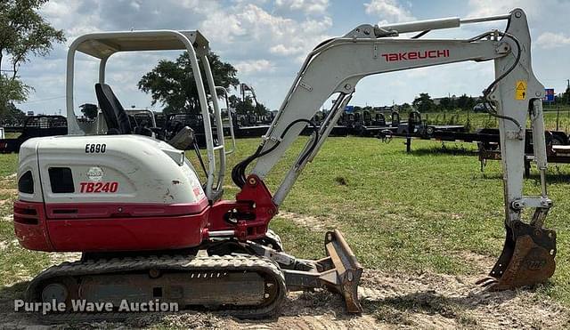 Image of Takeuchi TB240 equipment image 3