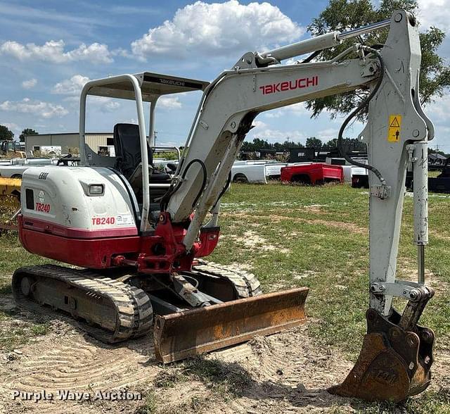 Image of Takeuchi TB240 equipment image 2