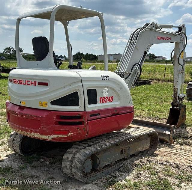Image of Takeuchi TB240 equipment image 4