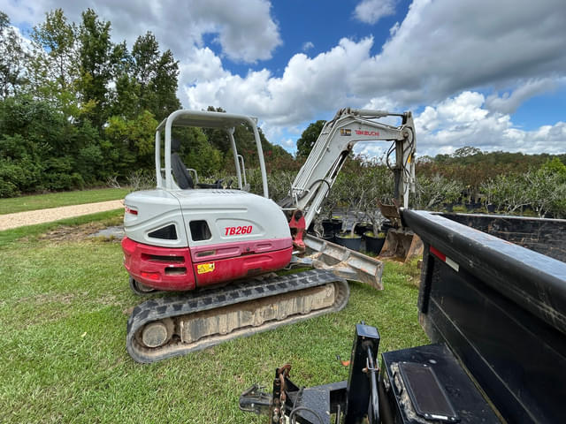 Image of Takeuchi TB260 equipment image 4