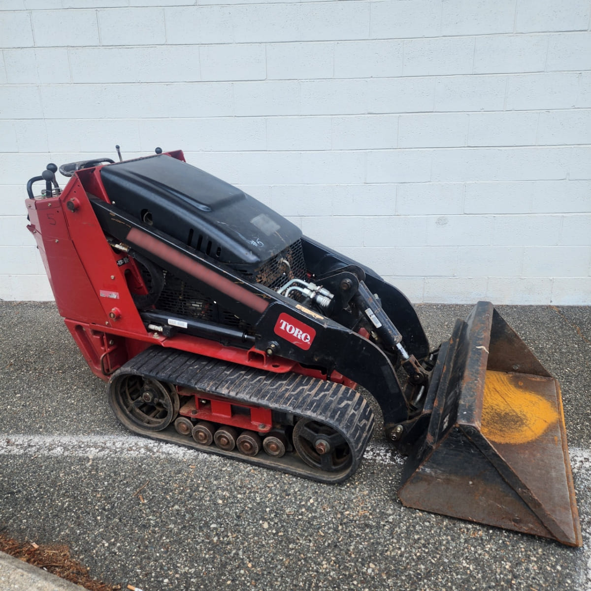 2018 Toro Dingo TX427 Equipment Image0