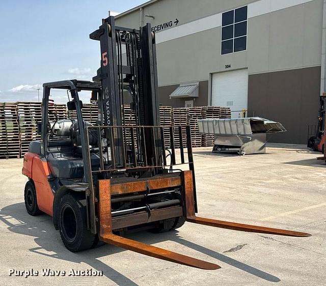 Image of Toyota 8FG40U equipment image 2