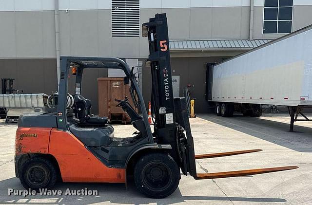 Image of Toyota 8FG40U equipment image 3