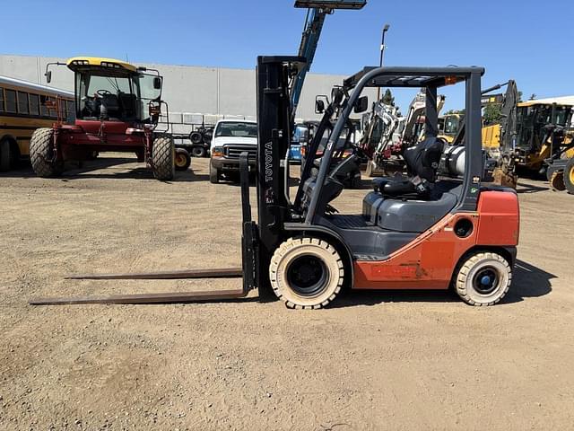 Image of Toyota 8FGU25 equipment image 4