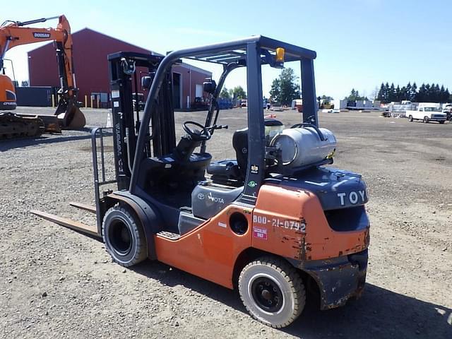 Image of Toyota 8FGU25 equipment image 4