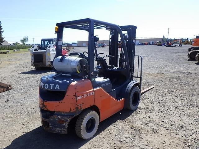 Image of Toyota 8FGU25 equipment image 3