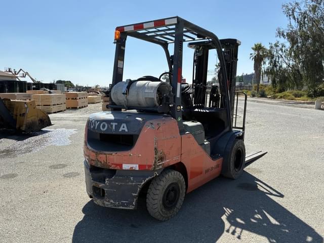 Image of Toyota 8FGU25 equipment image 2