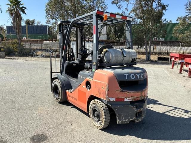 Image of Toyota 8FGU25 equipment image 3
