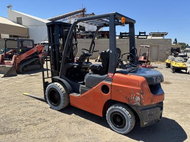 Image of Toyota 8FGU30 equipment image 3