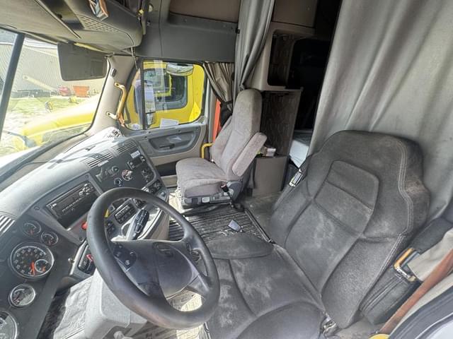 Image of Freightliner Cascadia equipment image 4