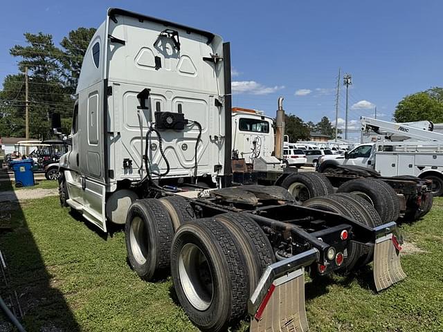 Image of Freightliner Cascadia equipment image 3