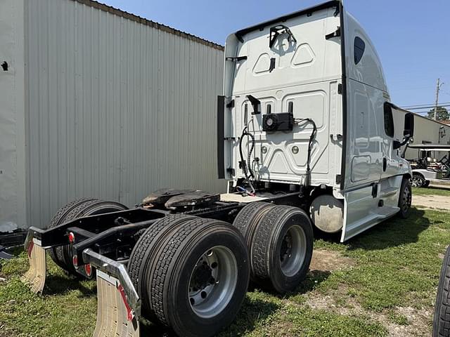 Image of Freightliner Cascadia equipment image 2