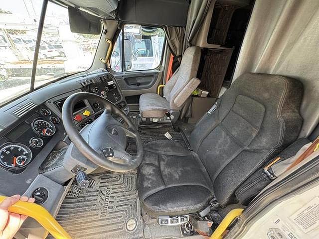 Image of Freightliner Cascadia equipment image 4