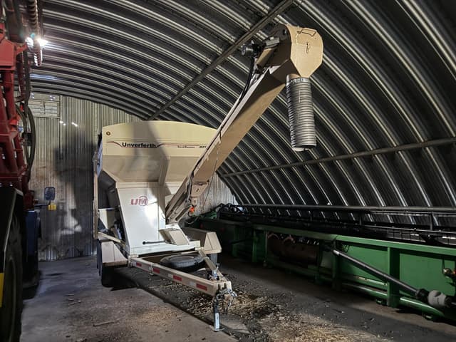 Image of Unverferth Seed Runner 3755XL equipment image 4