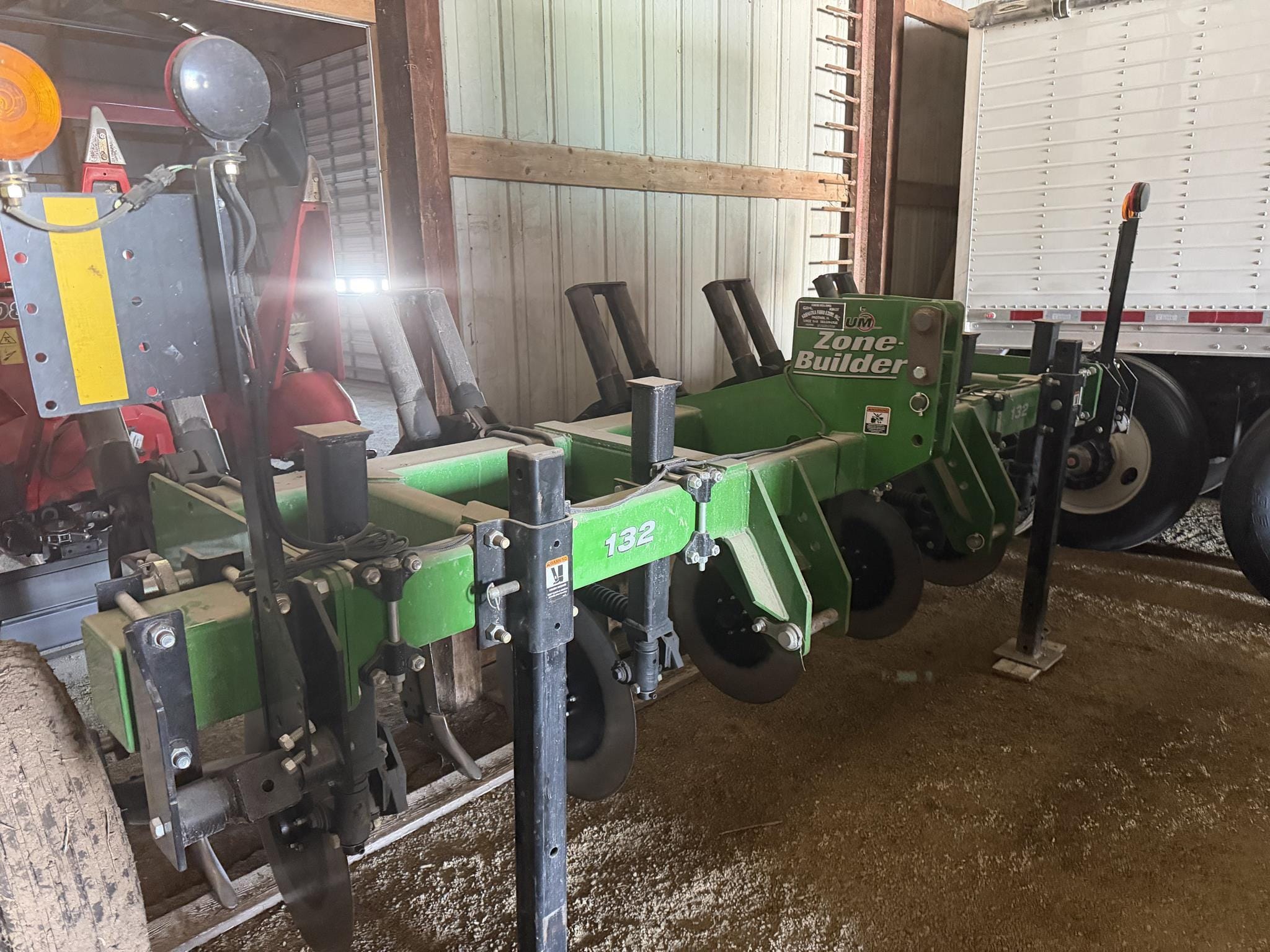 2018 Unverferth Zone-Builder 132 Equipment Image0