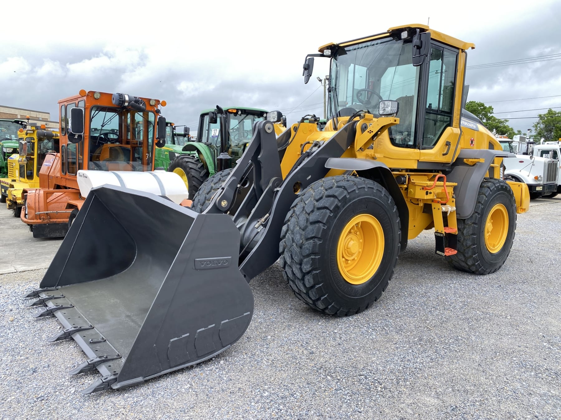 2018 Volvo L60H Equipment Image0