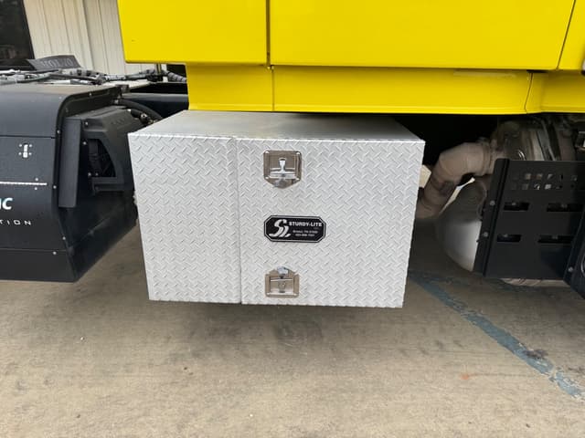 Image of Volvo D13 equipment image 4