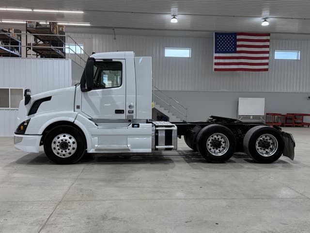 Image of Volvo VN equipment image 4