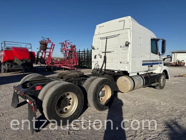 Image of Volvo VNL630 equipment image 3