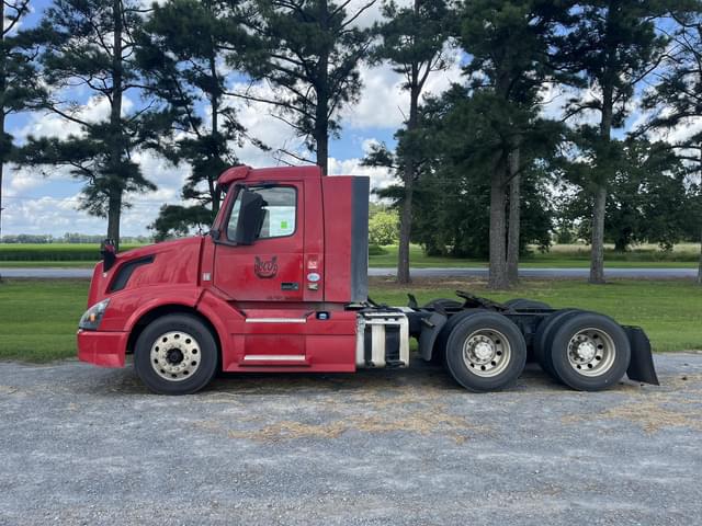 Image of Volvo VNL64T300 equipment image 4