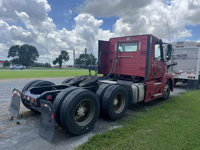 Image of Volvo VNL64T300 equipment image 2