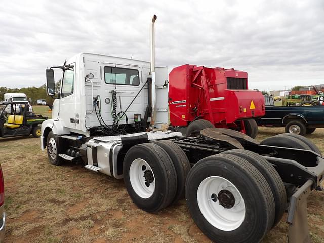 Image of Volvo VNL64T300 equipment image 3