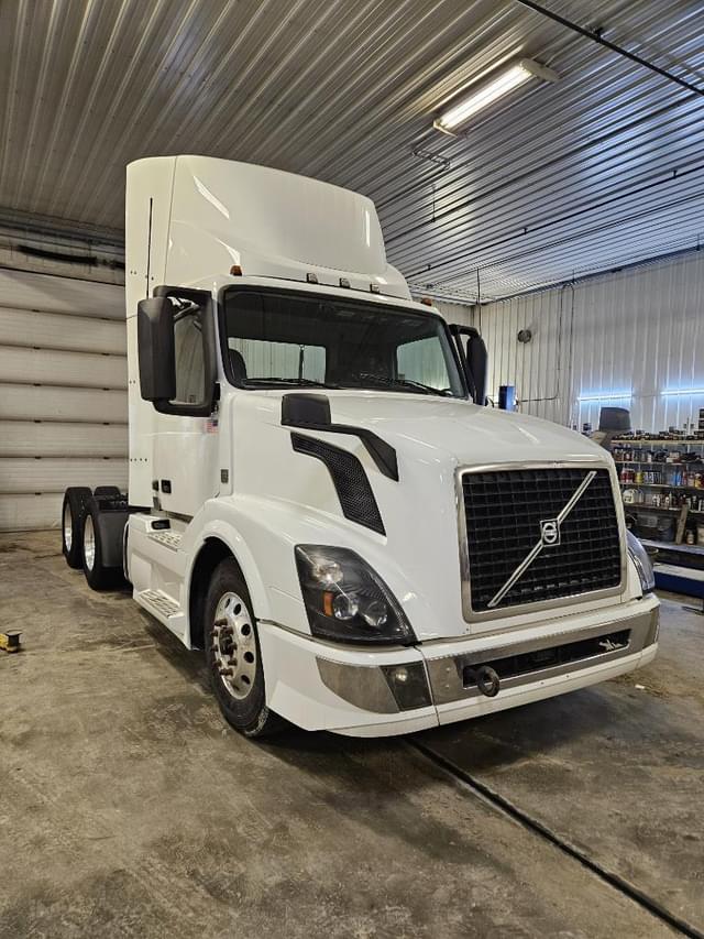 Image of Volvo VNL64T300 equipment image 2