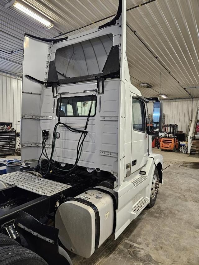 Image of Volvo VNL64T300 equipment image 3