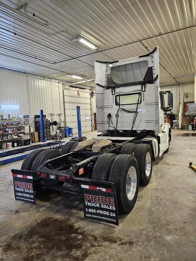Image of Volvo VNL64T300 equipment image 4