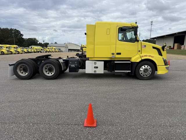 Image of Volvo VNL64T equipment image 4