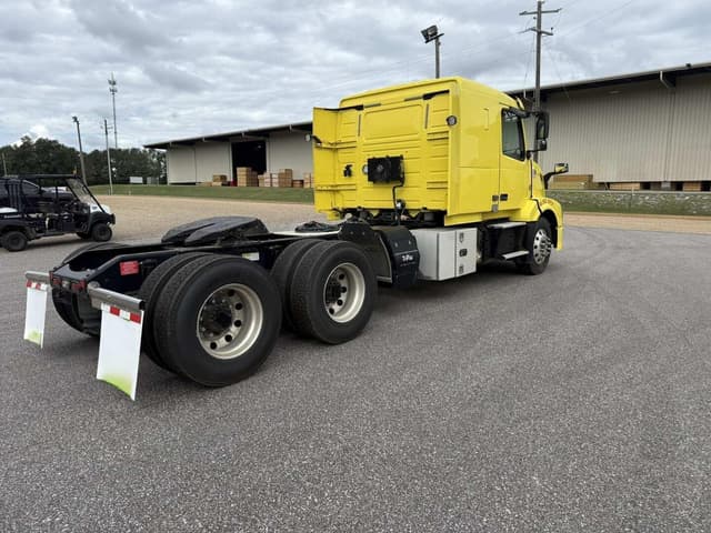 Image of Volvo VNL64T equipment image 3