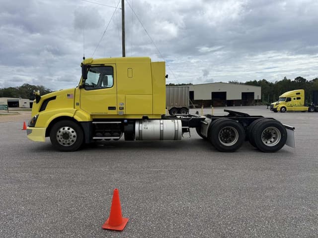 Image of Volvo VNL64T equipment image 2