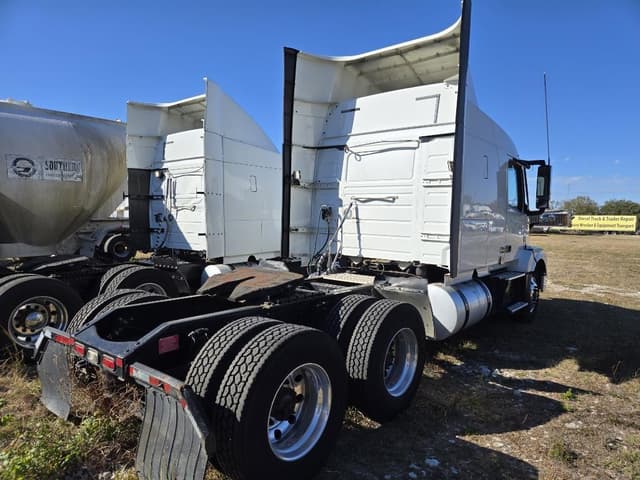 Image of Volvo VNL64T630 equipment image 4