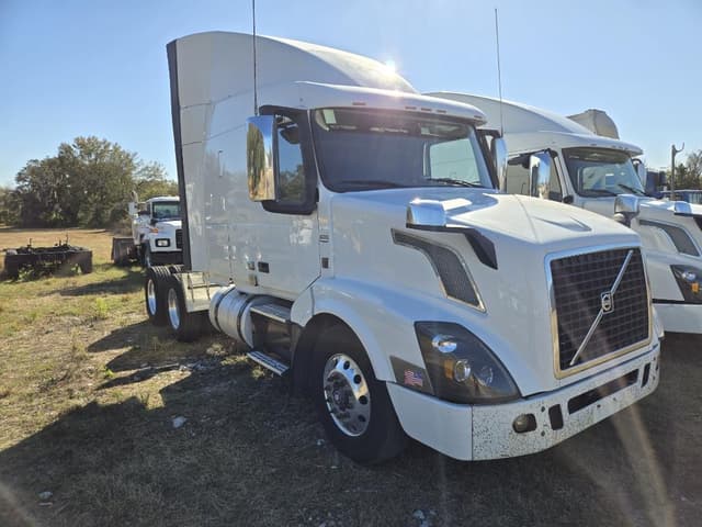 Image of Volvo VNL64T630 equipment image 2