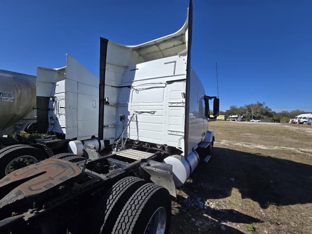 Image of Volvo VNL64T630 equipment image 3